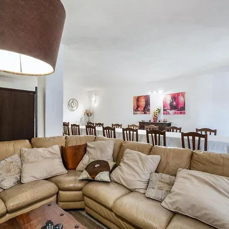 Welcoming In - 140 Sqm, Private Pool Apartment